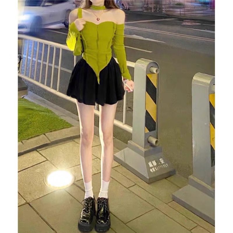 Áo choker trễ vai màu đen và xanh tay dài