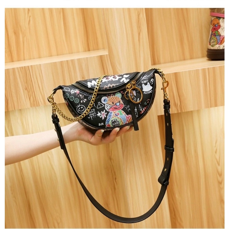 Túi đeo chéo nữ hoạ tiết gấu 2 dây đeo dáng yên ngựa Zuliashop8386