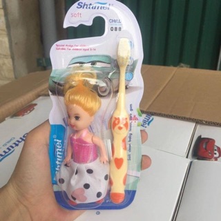 Bàn chải Thái lan SUREE dành cho trẻ em , tặng kèm búp bê xinh lắm luôn mấy chị.