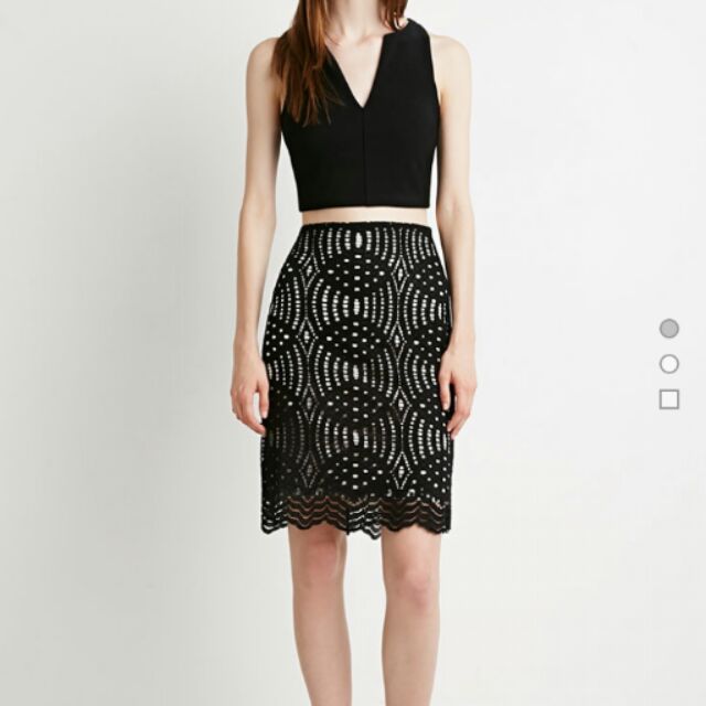 Chân váy vân hoa đen trắng Forever 21