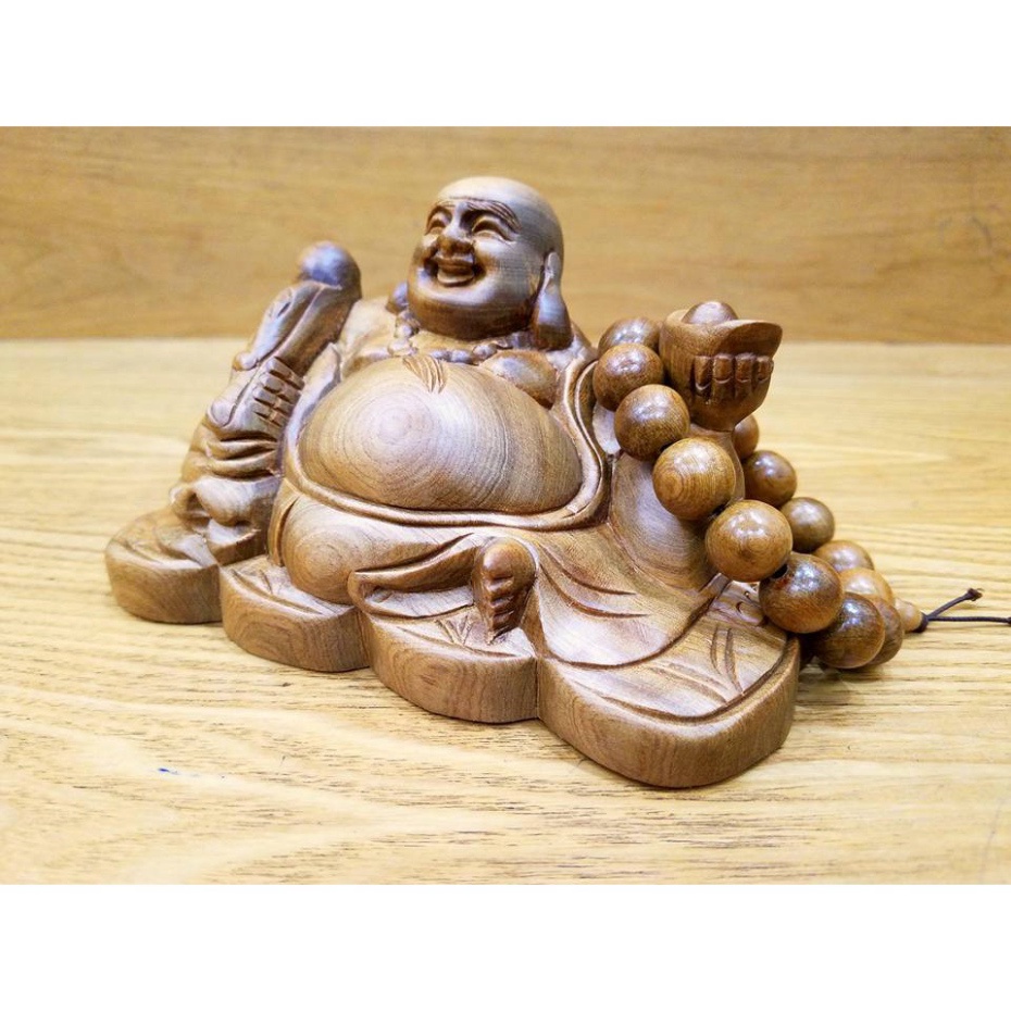 tượng phật di lặc để ô tô bằng gỗ bách xanh (tặng vòng đeo tay)