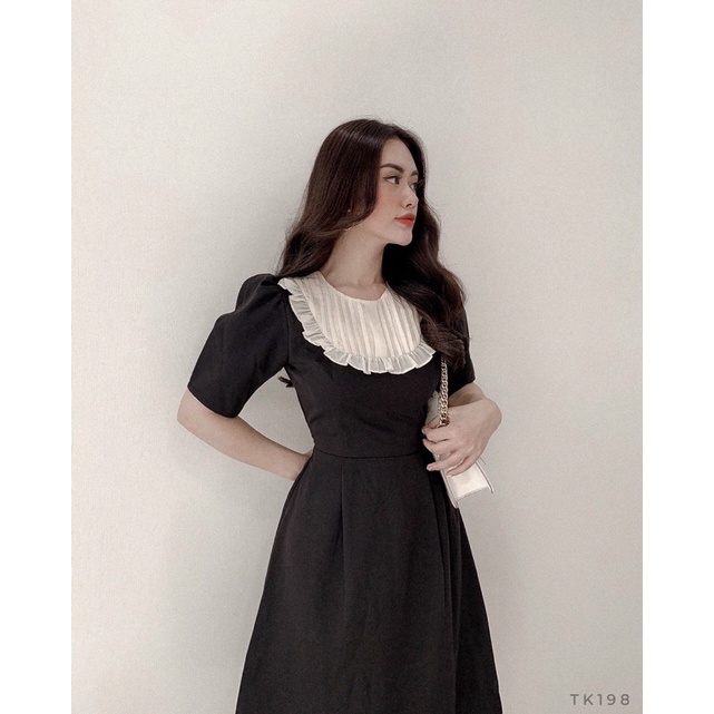 Đầm suông đen tay ngắn MITRIE phối bèo trắng trước ngực | BigBuy360 - bigbuy360.vn