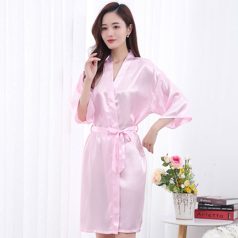 Áo choàng ngủ lụa cho cô dâu kiểu kimono in chữ sang trọng | BigBuy360 - bigbuy360.vn