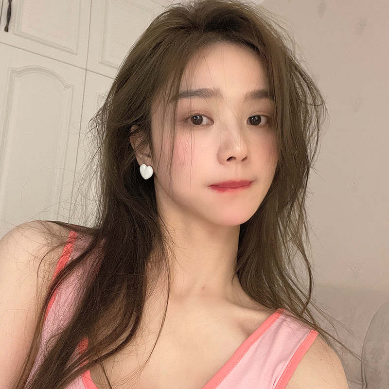 Bông Tai Hình Trái Tim Màu Trắng Sữa Thời Trang Tinh Tế