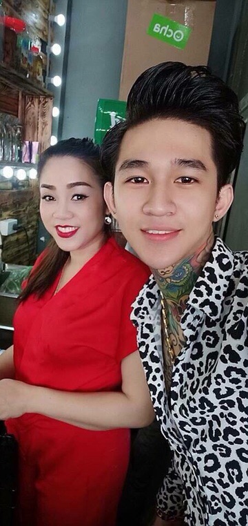 Sơ mi lụa họa tiết báo trắng