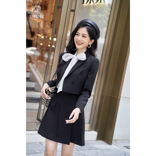 Set blazer croptop 2 cúc ngang đen và chân váy vạt chéo đen | BigBuy360 - bigbuy360.vn