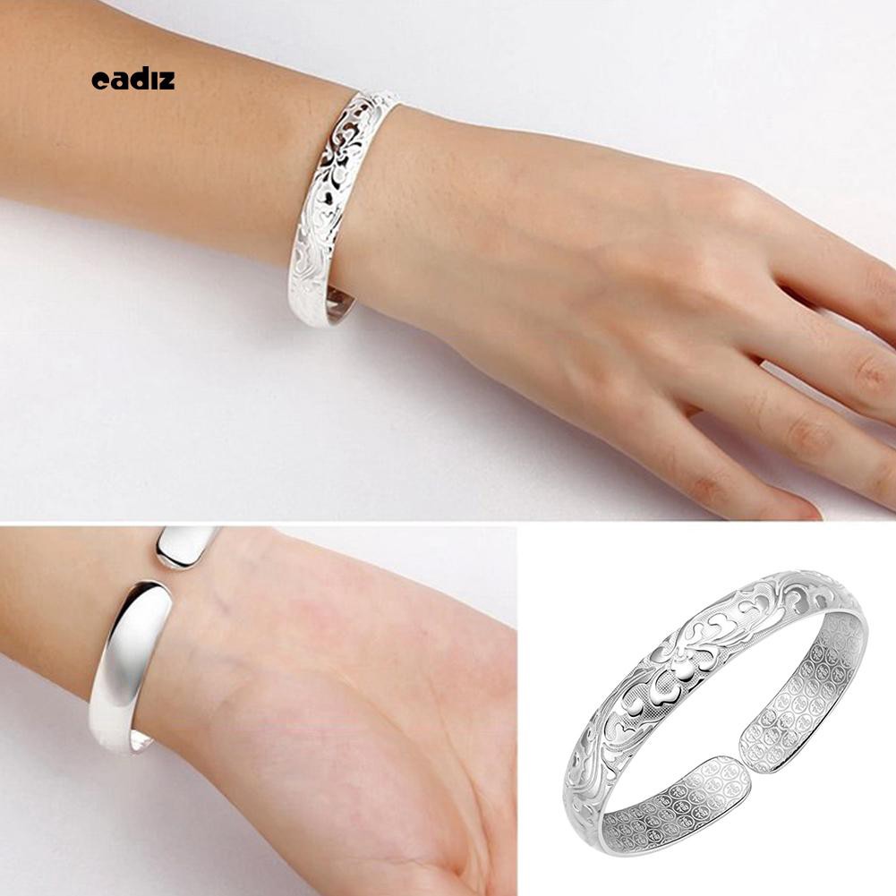 Vòng tay hở chạm khắc hoa văn sang trọng