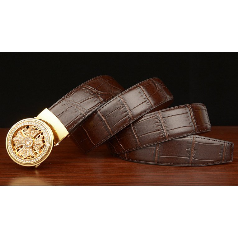 Mặt xoay khi di chuyển như chong chóng, mẫu thắt lưng độc lạ 2021