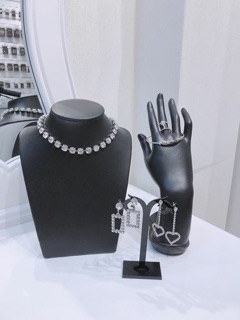 Cổ da trưng bày dây chuyền trang trí shop Zinhstore