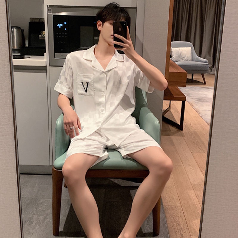 Bộ Đồ Ngủ Ngắn Tay Vải Lụa Lạnh Ôm Dáng Thoải Mái Cho Nam