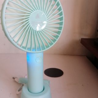 quạt cầm tay 3 cấp độ có đế đứng
