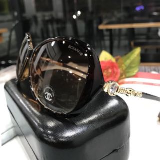 Kính râm nữ đính hột trắng