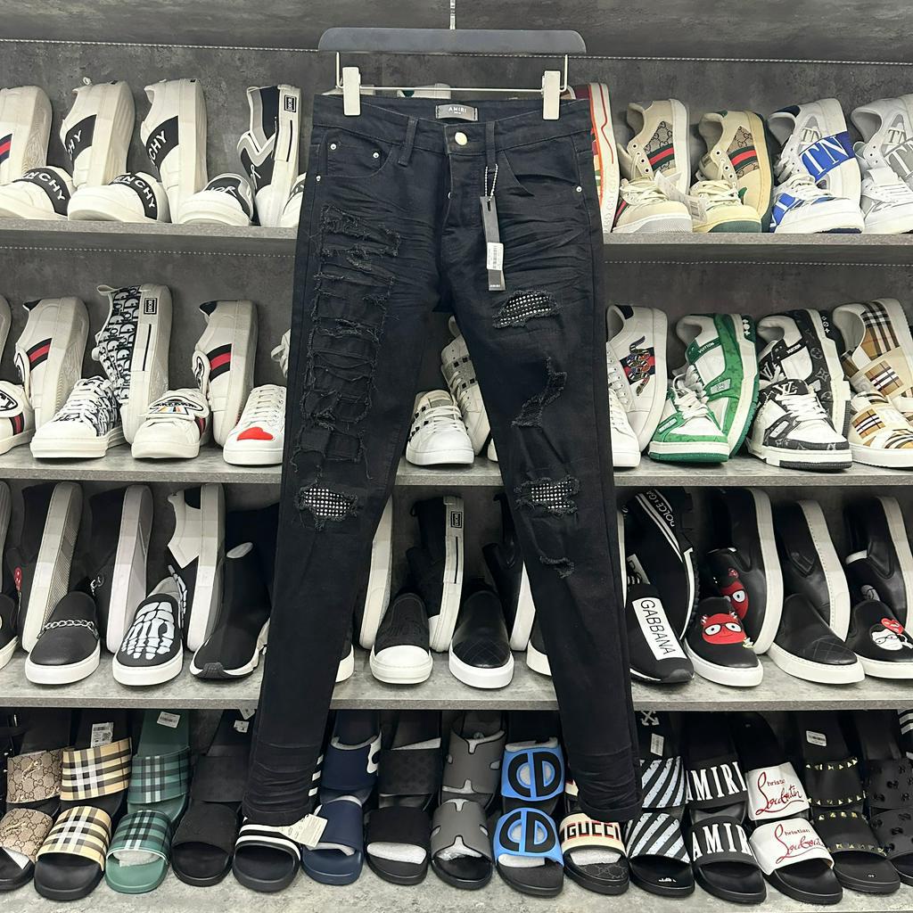 Quần jean bò nam Amiri slimfit đen thêu chữ rách nổi dọc đùi phối đính đá bạc đùi gối 4 cúc cài boy phố QJ228P