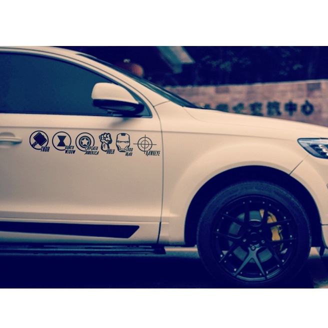 Miếng Dán Trang Trí Kính Chắn Gió Xe Hơi Hình Khiên Captain America / Người Nhện / Người Sắt Độc Đáo