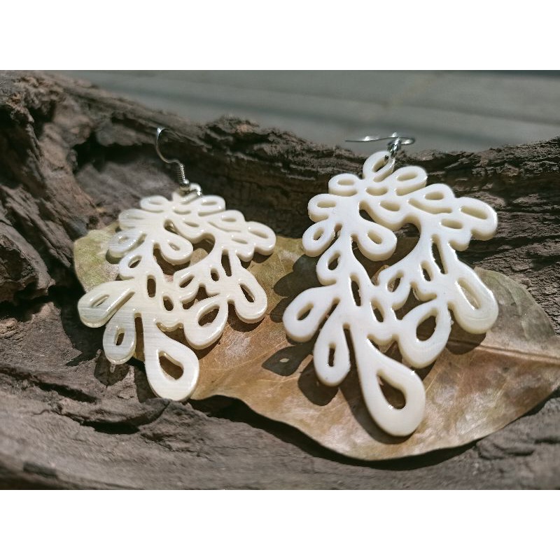 Bông tai nữ bằng sừng trâu tự nhiên hàng đẹp xuất đi châu Âu, không bị ăn tai