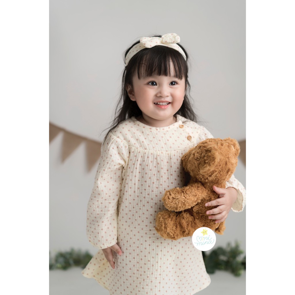 Đầm bé gái chấm bi xô muslin kèm nơ cưng xỉu cho bé từ 0 đến 5 tuổi