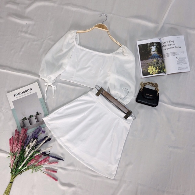 Sét áo croptop tay phồng kèm chân váy ngắn có quần trong | BigBuy360 - bigbuy360.vn