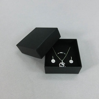 Sản phẩm gồm 10 hộp đựng trang sức size 7.5 giấy nhám màu đen cổ điển