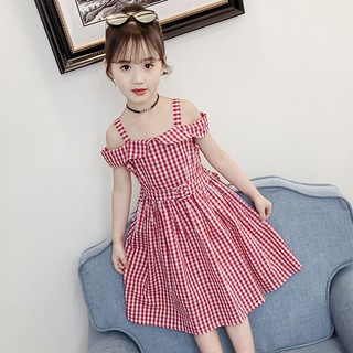 Đầm kẻ ô vuông trễ vai phối dây thắt lưng cho bé