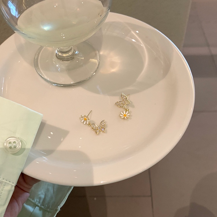 Khuyên Tai Dáng Dài Không Đối Xứng Hình Hoa Cúc Và Bướm Pha Lê Ngọt Ngào Cao Cấp Thời Trang