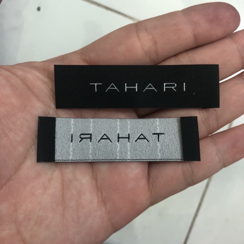 Set 100 Nhãn Cổ Áo  Hàng TAHARI Nền Đen Chữ Xám Trắng