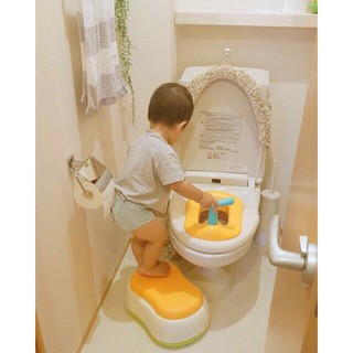 Nắp bô Combi màu cam thiết kế thông minh giúp bé đi vệ sinh một mình an toàn, ngồi chắc chắn, không bị mỏi chân