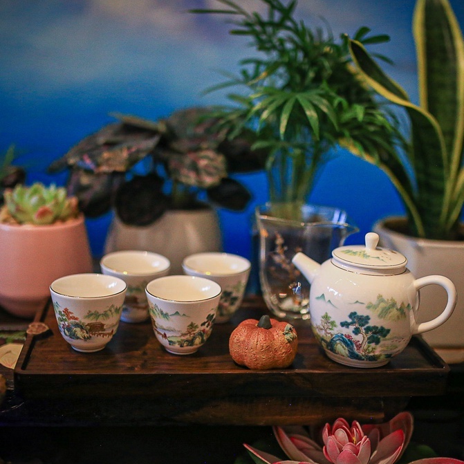 Ấm sứ pha trà hoạ tiết sơn thuỷ đồng quê, chất men ấm đẹp, dòng sứ Cảnh Đức. mã: TPC0021