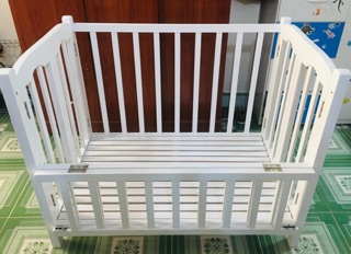 Cũi gỗ cho bé màu trắng