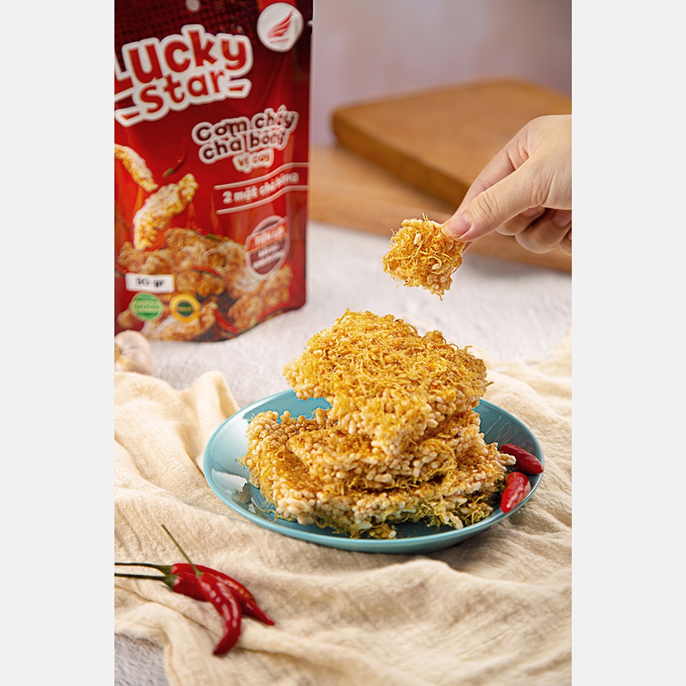 Cơm cháy chà bông nước sốt cay Lucky Star 45g giòn rụm của cơm cháy và thơm nồng nước sốt cay siêu ngon