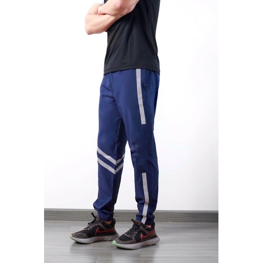 Quần jogger nam thể thao thiết kế sọc phản quang chất vải si dù