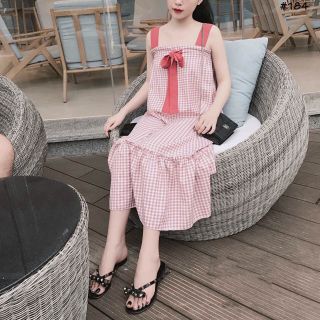 Đầm caro hồng nơ ngực