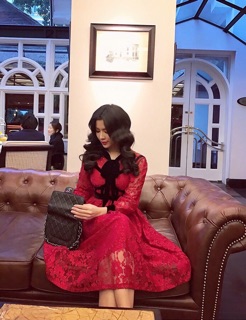 Váy ren đỏ cổ nhung