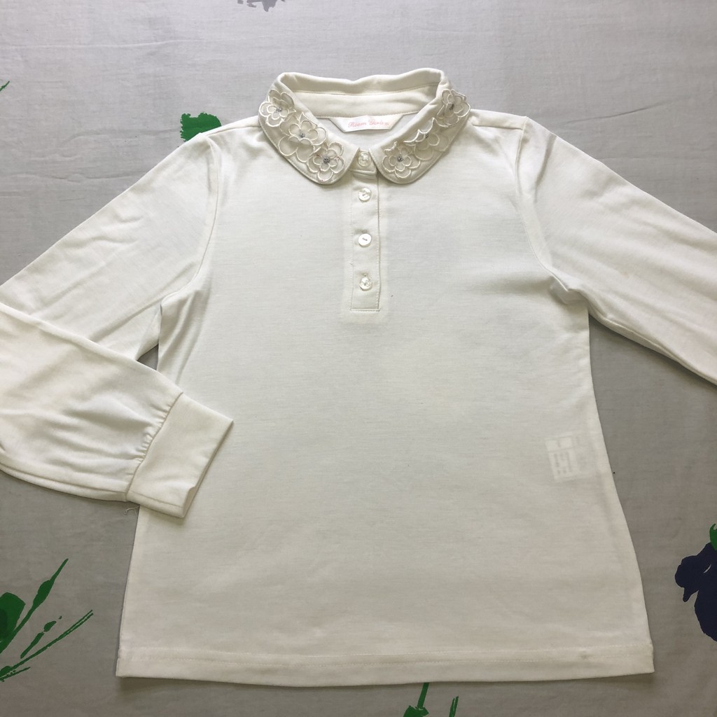 (THANH LÝ) Áo Thun Kiểu Bé Gái Roem Girls Cổ Bèo Đính Hoa Xẻ Trụ Gài Nút Tay Dài Có Mangsette Trắng 