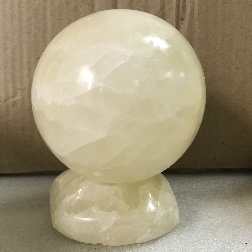 Cầu bi phong thủy đá thật đường kính 15 cm màu trắng xuyên ánh sáng cho mệnh Thủy và Kim