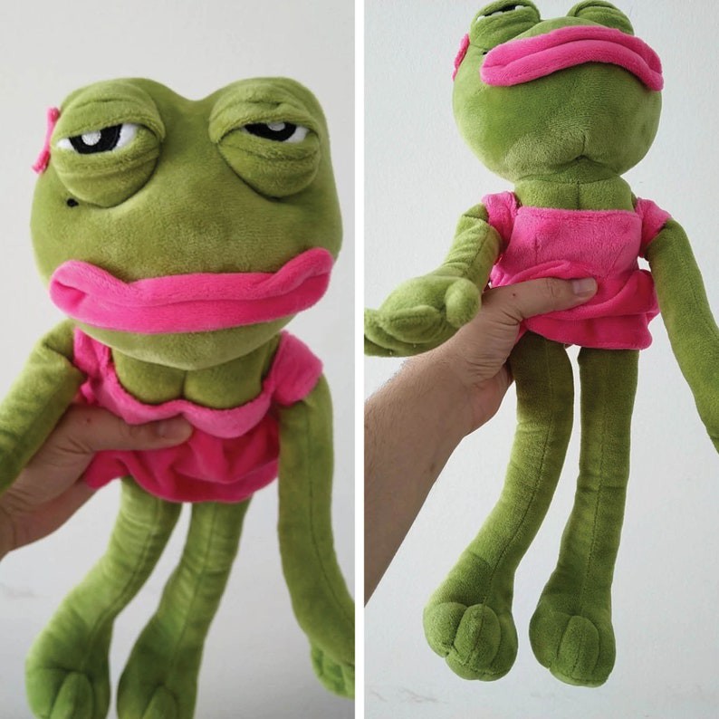 Gấu bông ếch xanh nam Pepe đội sịp ếch nữ váy hồng siêu bựa dành cho vozer