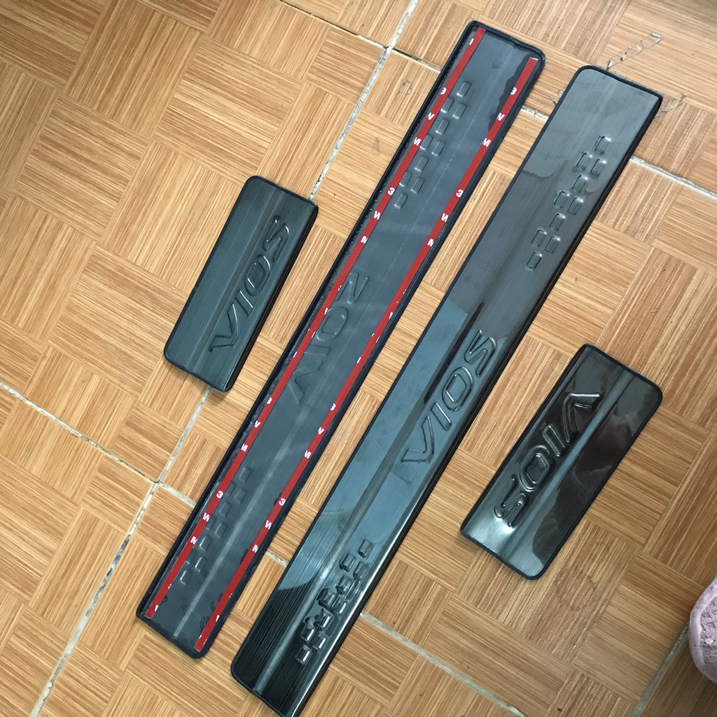 Bộ ốp nẹp bước chân ngoài Titan cho Xe Toyota Vios dùng chung các form 2014 đến 2020