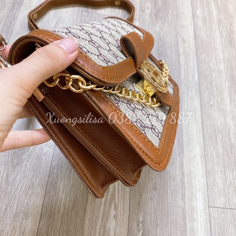 Túi Đeo Chéo Viền Nâu Logo Tròn Phối Xích Trang Trí