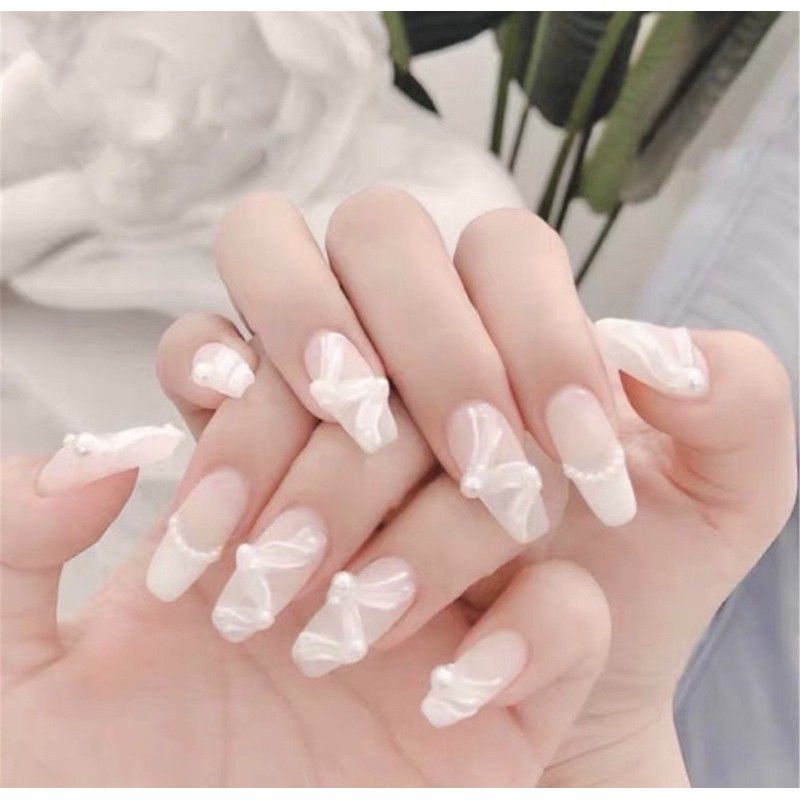Nail box móng thiết kế viền trắng đính ngọc