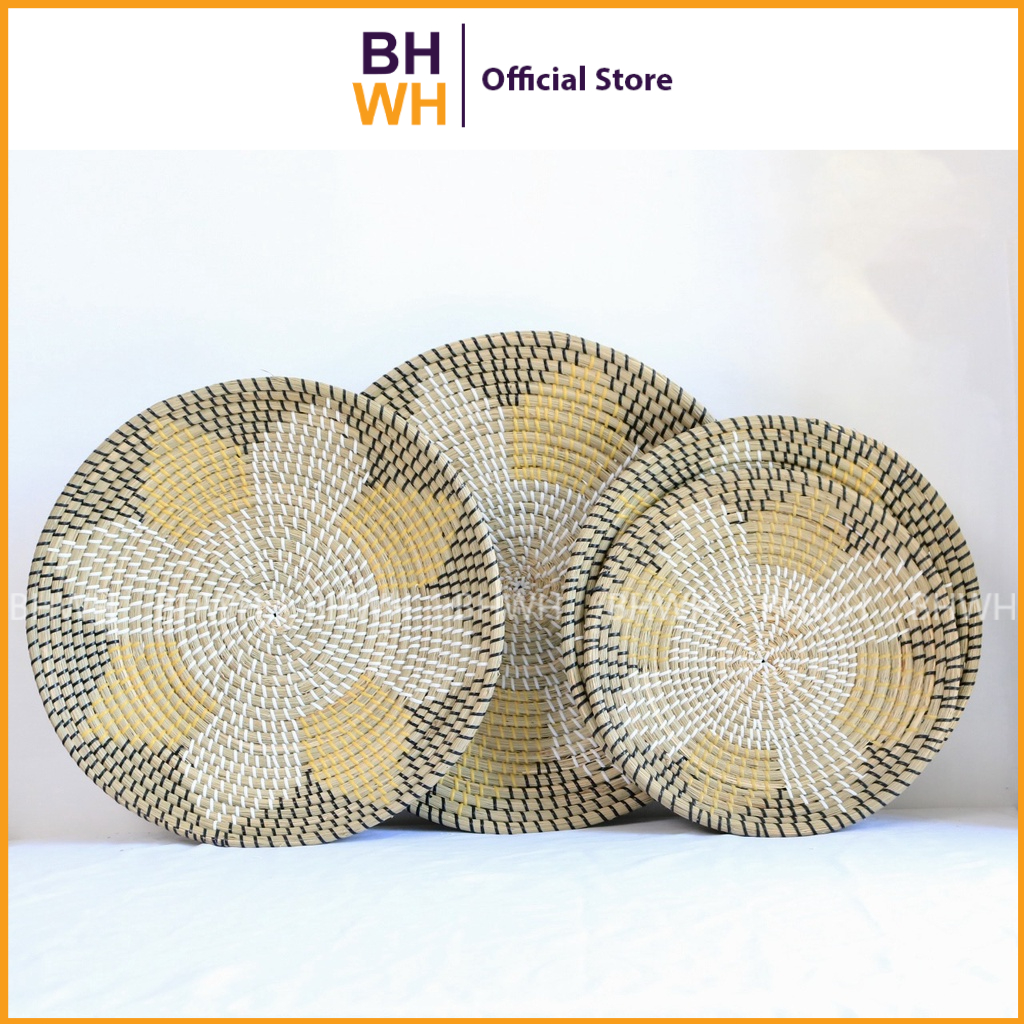 Đĩa cói hoa vàng nâu BHWH. Dùng để đựng trái cây, làm mâm ngũ quả, trang trí tường phòng khách, nhà hàng, khách sạn