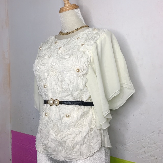 Áo kiểu công sở đính hoa tay voan (hình thật shop chụp) (shop tạm k có sp này vì để trên sg đến tháng 1/2022 nhé ạ)
