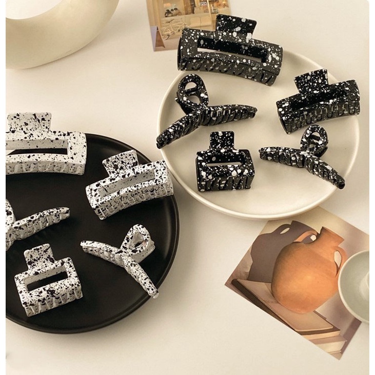 Kẹp tóc càng cua đốm trắng đen hình học hot thời trang K130