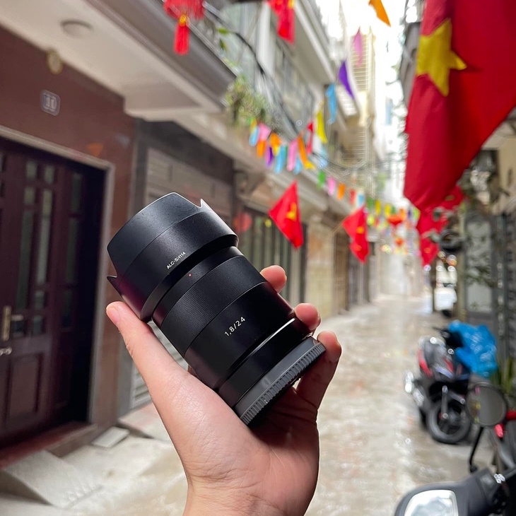 Ống kính Carl Zeiss 24mm F1.8 E mount cho máy ảnh Sony Mirrorless APS-C