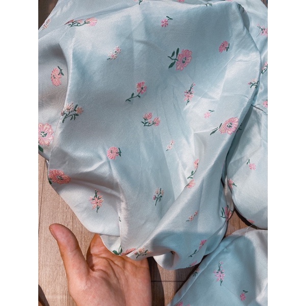 Áo tay bồng thêu hoa