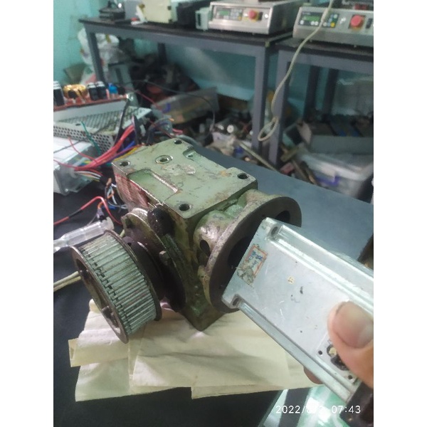 Giảm tốc trục vít cho Servo 200w/400w bãi Nhật 1:10 có Puly như hình
