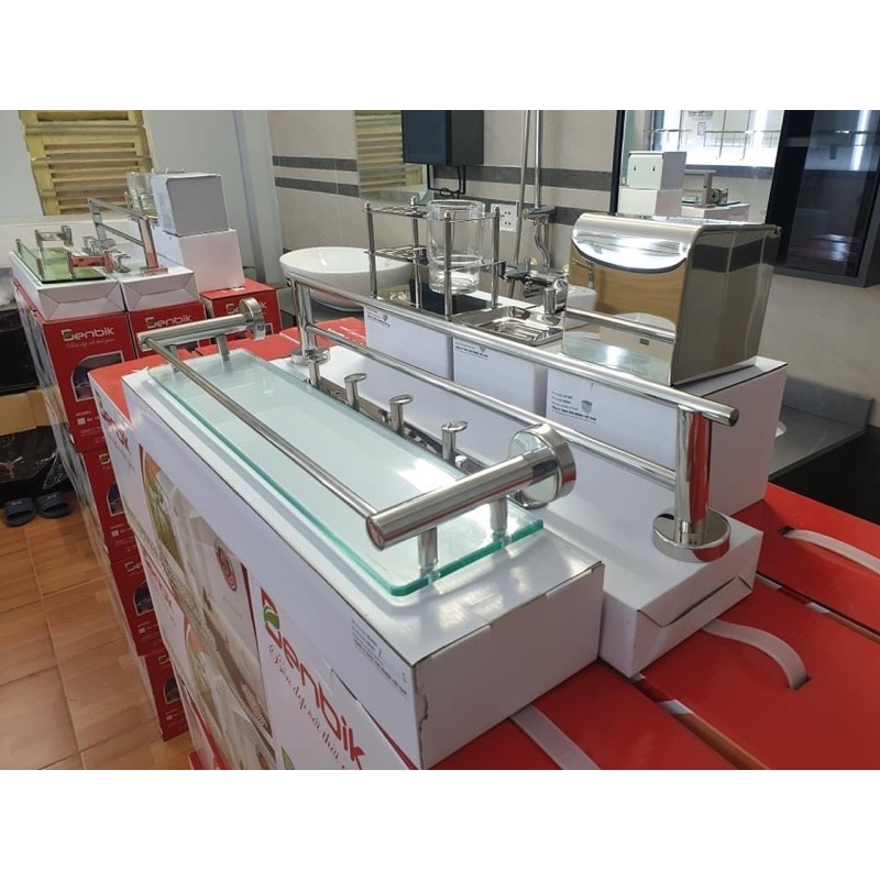 Kệ gương được làm từ 100% inox,Kệ kính phòng tắm , trang bị kính cường lực cực kỳ chắc chắn
