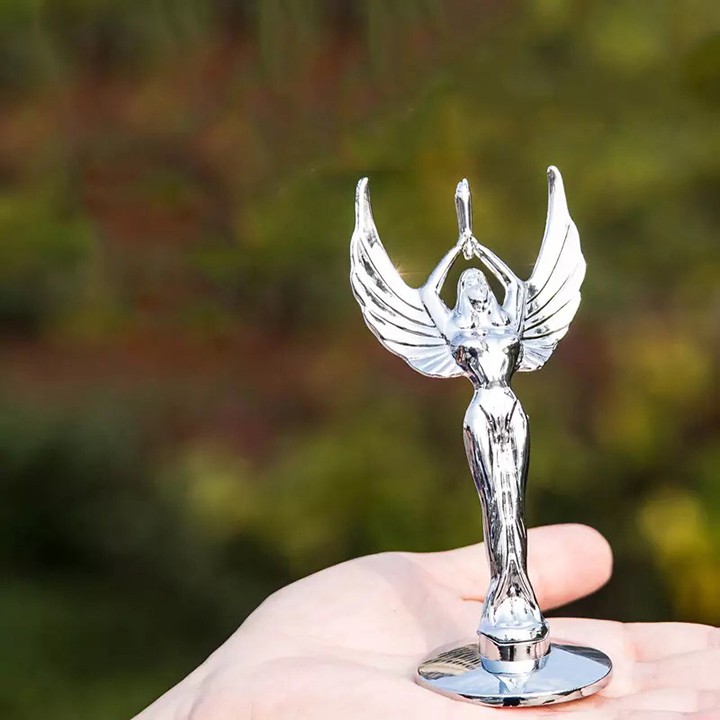 Logo 3D cô gái đứng dán capo xe ô tô