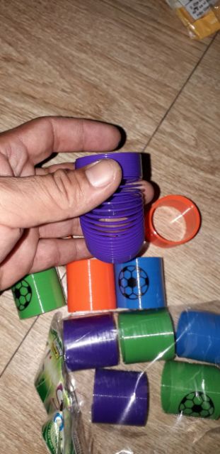 Set 6 mô hình lò xo bằng nhựa có 6 màu khác nhau