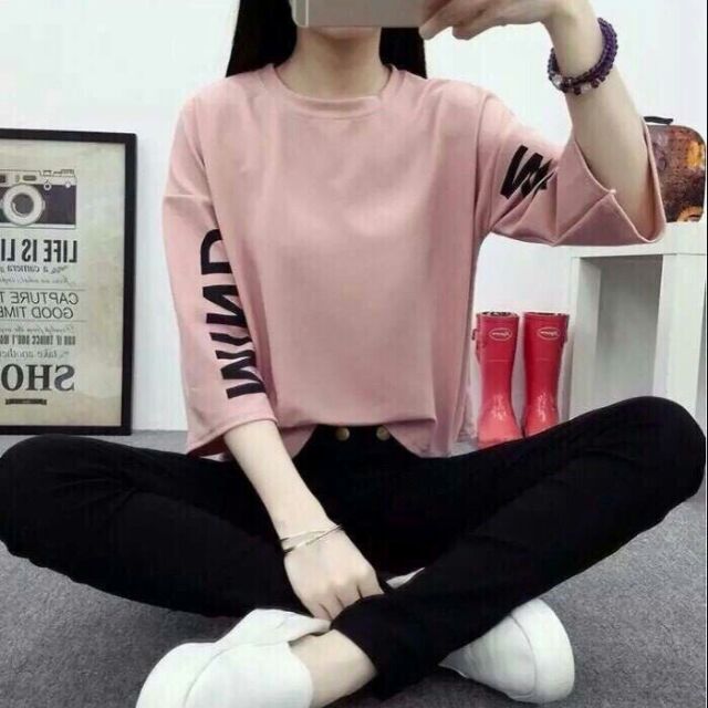 Áo thun tay lỡ in chữ