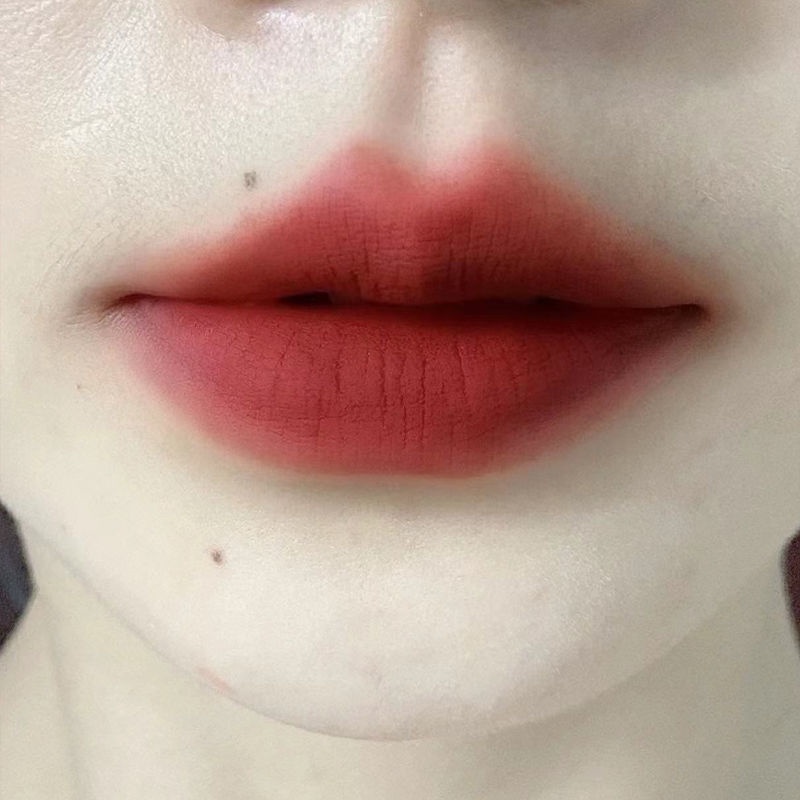 Son Kem Lì Nhung Mịn Không Thấm Nước Treo Trang Điểm