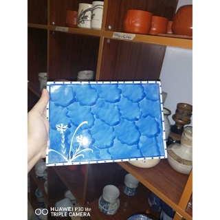 Gốm Nhật Bản  :Đĩa chữ nhật hoa cúc dại men lam đế song hành